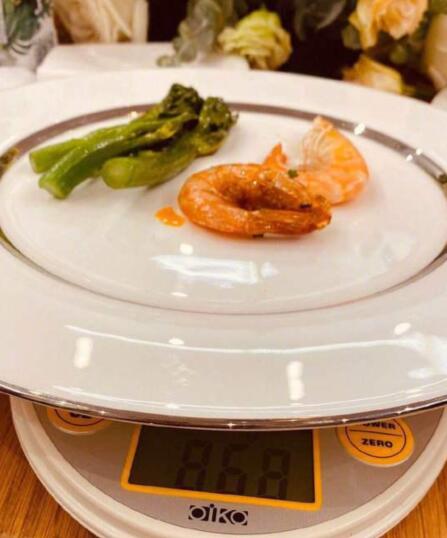 金莎为什么带秤吃饭