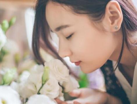 女同事趴在我身上哭泣