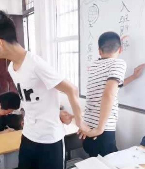 两男生课上吵架被老师罚牵手