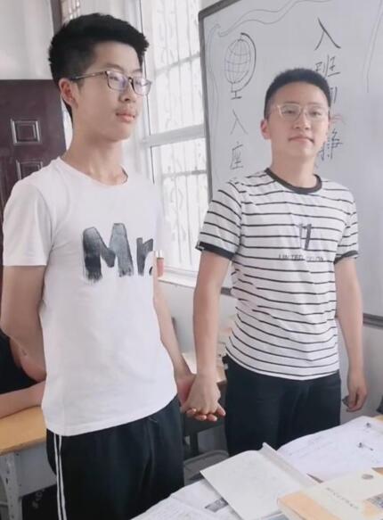 两男生课上吵架被老师罚牵手
