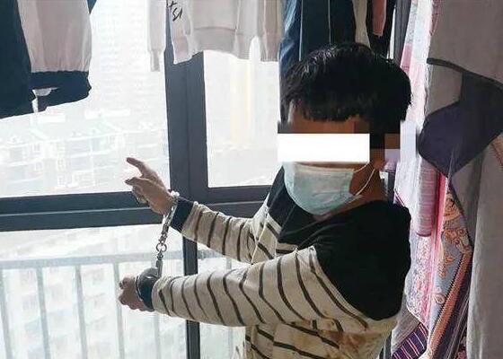 男子徒手爬15楼盗窃睡着2次
