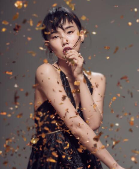 黄龄怎么出道的是英皇的吗
