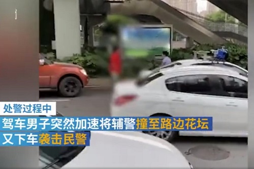 武汉男子驾车袭警后被开枪制服