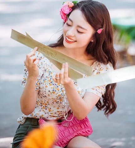 妻子的浪漫旅行吉娜包包是什么牌子的