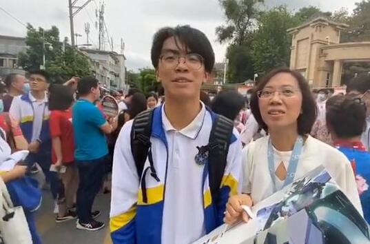 一出考场就收到妈妈送的高达模型