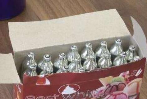 2名女生携带笑气在火车站被查