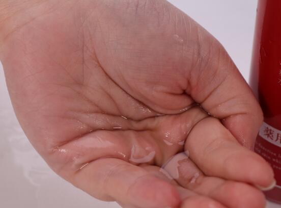 毛孔收缩水和爽肤水使用步骤