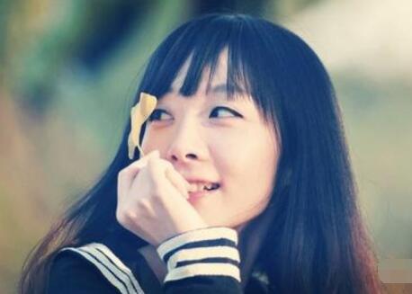 见到一个人就想笑说明什么