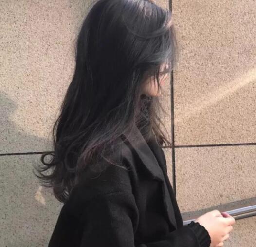 妻子和兄弟聊天很暧昧