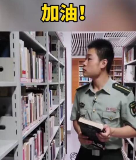 工地收到通知书的搬砖男孩毕业了