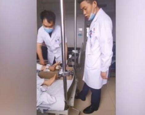 医生为督促女孩康复训练将其训哭