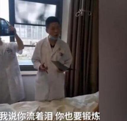 医生为督促女孩康复训练将其训哭