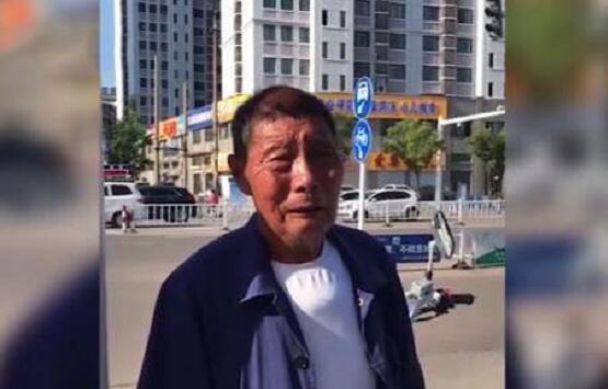 大爷卖鹅违章交警全部买下