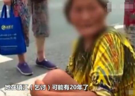 乞讨钉子户被儿子开车接送上下班
