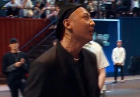中国新说唱2020为什么rapper脖子上贴药膏