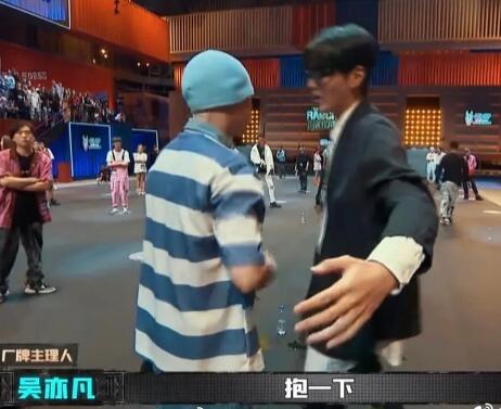 中国新说唱2020为什么rapper脖子上贴药膏
