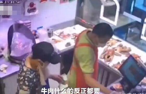 女子趁店主不备偷烤鸭塞裤裆