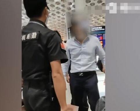 男子机场发飙用一沓钞票砸保安