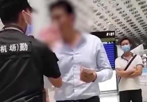 男子机场发飙用一沓钞票砸保安