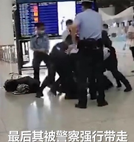 男子机场发飙用一沓钞票砸保安