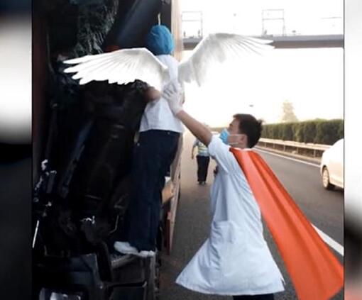 医生托举护士扒窗救人10分钟