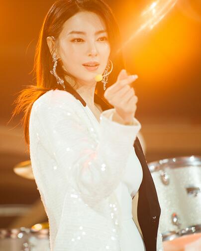 乘风破浪的姐姐张雨绮公演造型