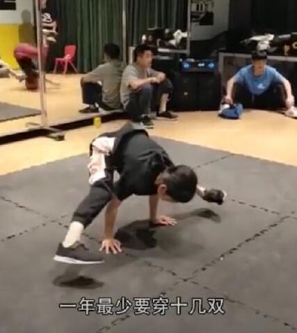 11岁女孩练街舞磨破十几双鞋