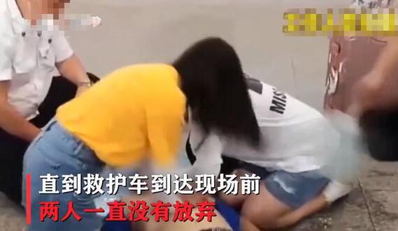 两名医学生跪地救人无效却遭恶评