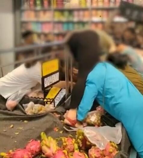 超市促销大妈爬上货架哄抢