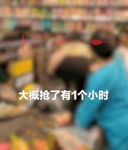 超市促销大妈爬上货架哄抢