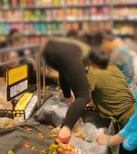 超市促销大妈爬上货架哄抢