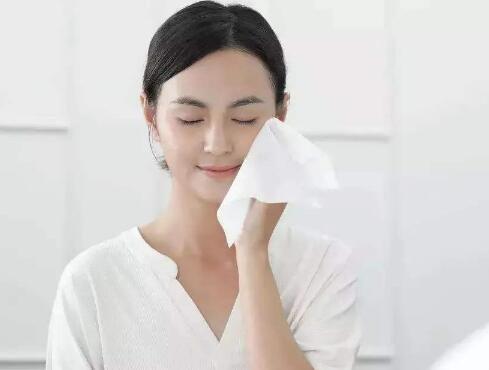 脸上搓出白泥是角质吗