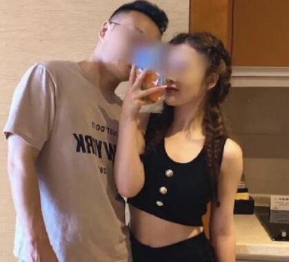 孕妇奔驰贴照片喊麦找渣男