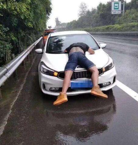 男子被顶引擎盖雨中疾驰