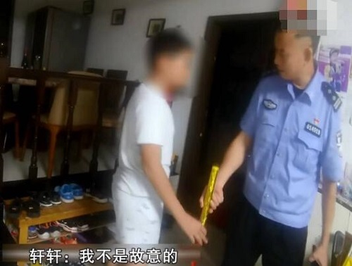 爸爸被儿子用金箍棒打伤崩溃报警