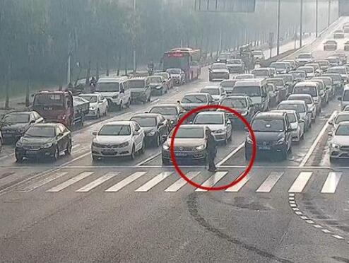 绿灯为过马路老人多亮了97秒