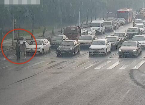 绿灯为过马路老人多亮了97秒