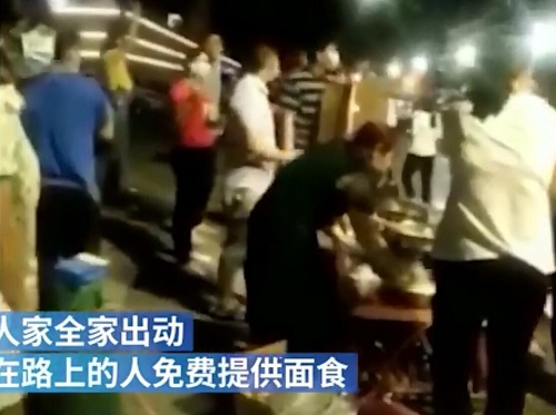 全家出动为堵车路人煮面
