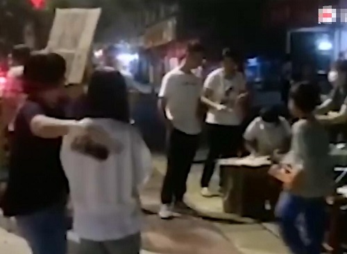 全家出动为堵车路人煮面
