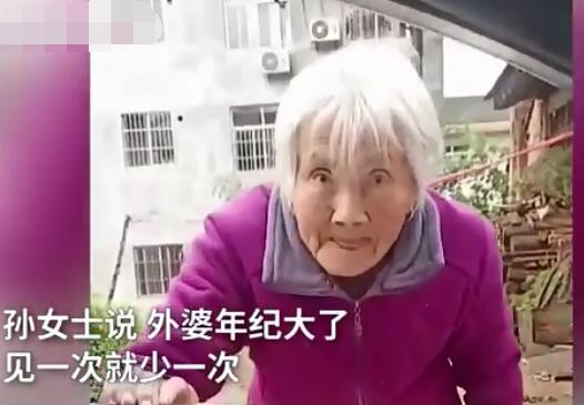女儿假装看病带妈妈回外婆家