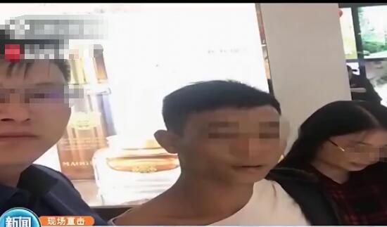 民警陪妻子逛街联手抓贼