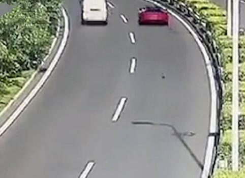 捡到10万元钻戒以为是道具