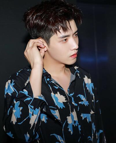 任豪发文大海和月亮的故事