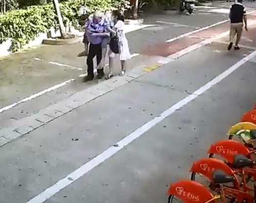 送医途中堵车辅警背老人百米冲刺