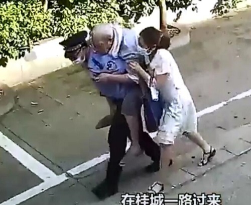送医途中堵车辅警背老人百米冲刺