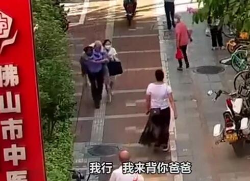 送医途中堵车辅警背老人百米冲刺