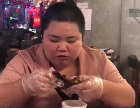 300斤女孩一年减掉半个自己