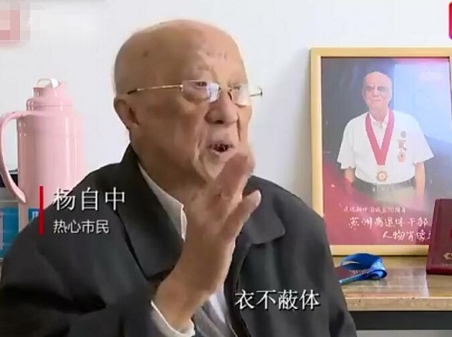 89岁老人30年资助上百名贫困生