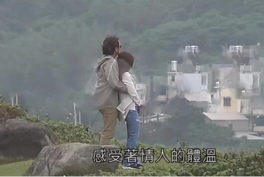 梁静茹新恋情曝光与男友海边拥吻