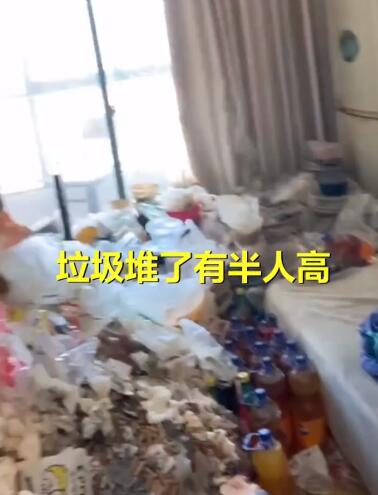 男租客退房后屋里垃圾半人高